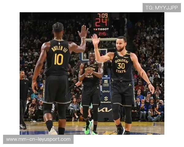 勇士战术演练：库里与格林连线测试多变出手